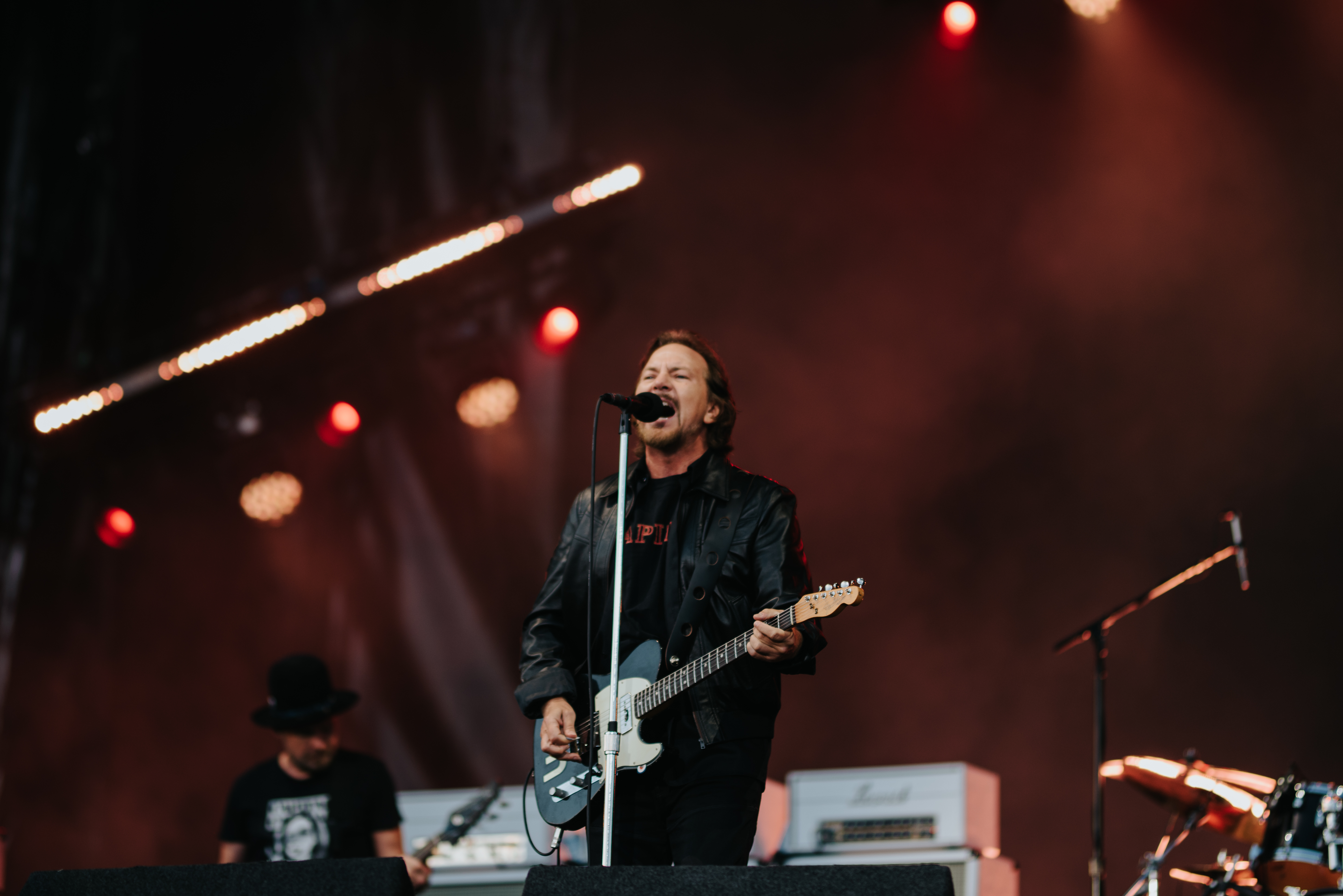  Eddie Vedder expulsa a una fan del show de Pearl Jam por mal comportamiento