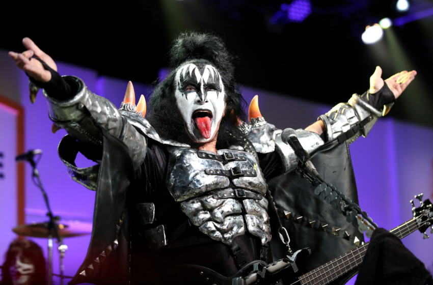  Kiss:Gene Simmons tuvo que tocar su set sentado