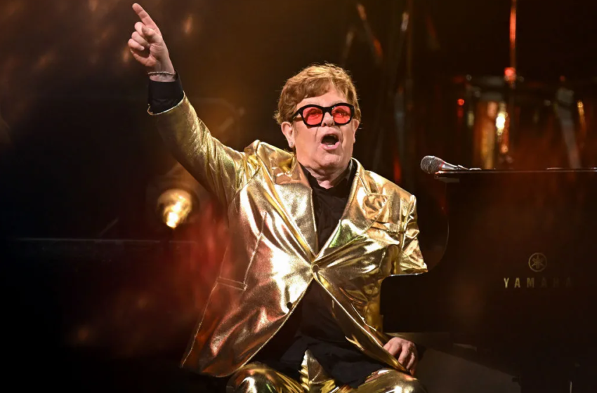  Elton John toca el último concierto en el Reino Unido