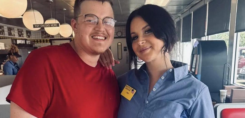  Lana Del Rey atiende a clientes de un Waffle House en Alabama